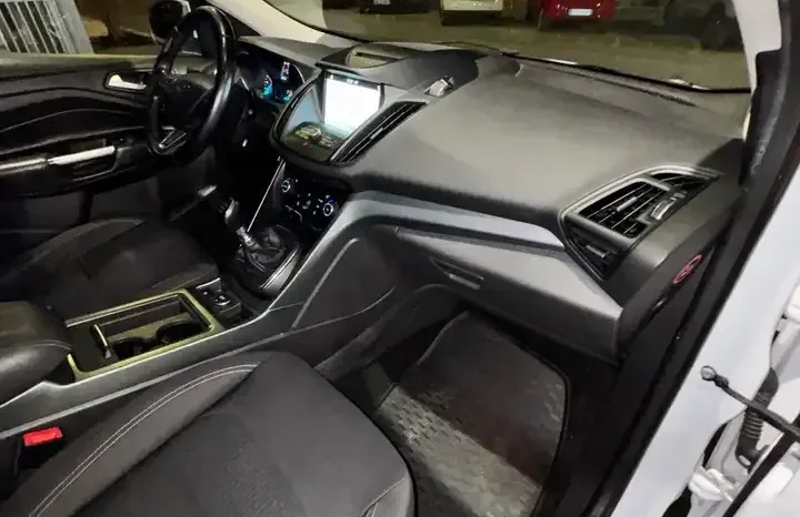 
								Ford Kuga II 2017 1.5 tdci Titanium s full									